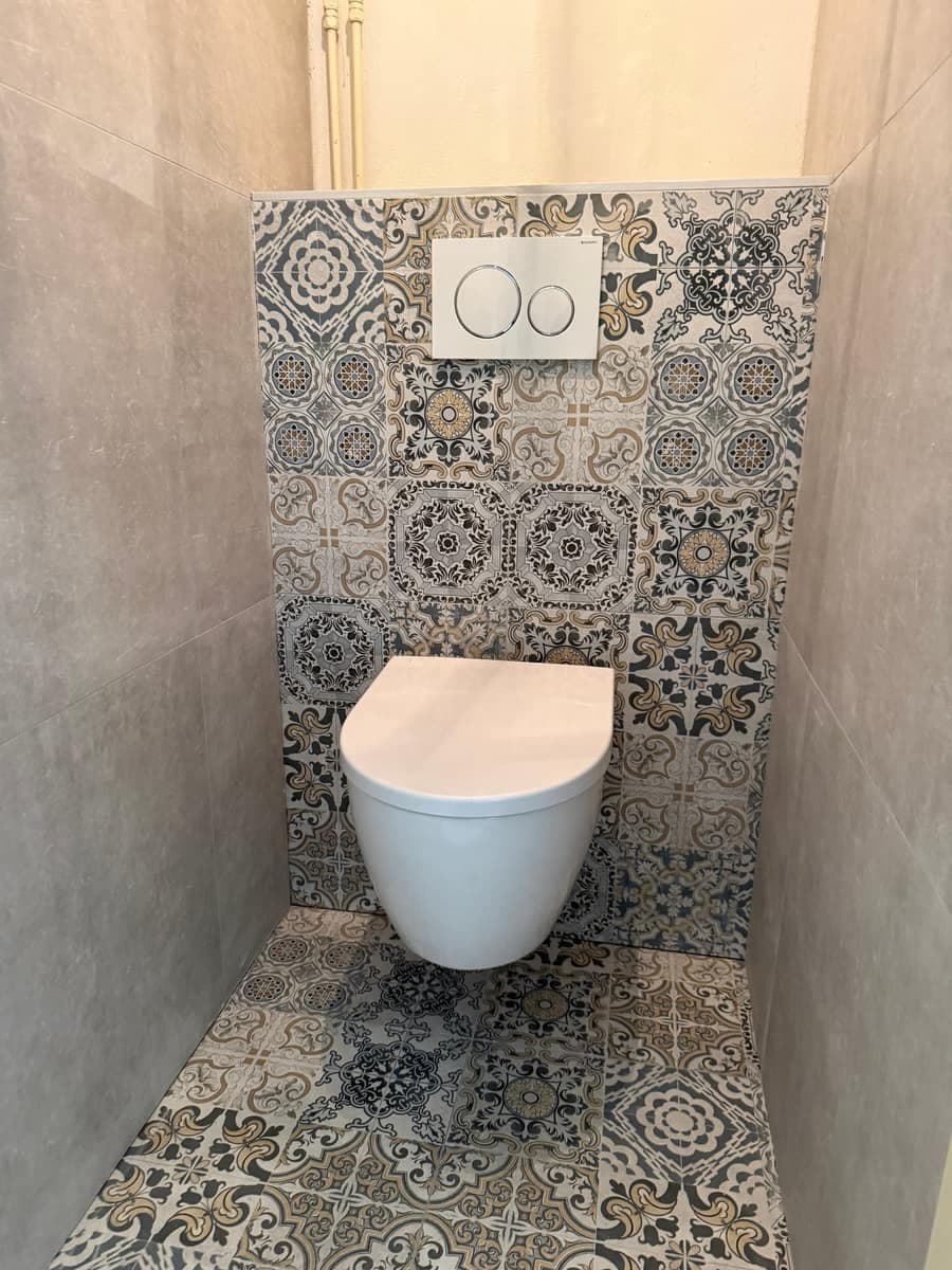 Toiletrenovatie met patroontegels en hangend toilet door J. Dekker
