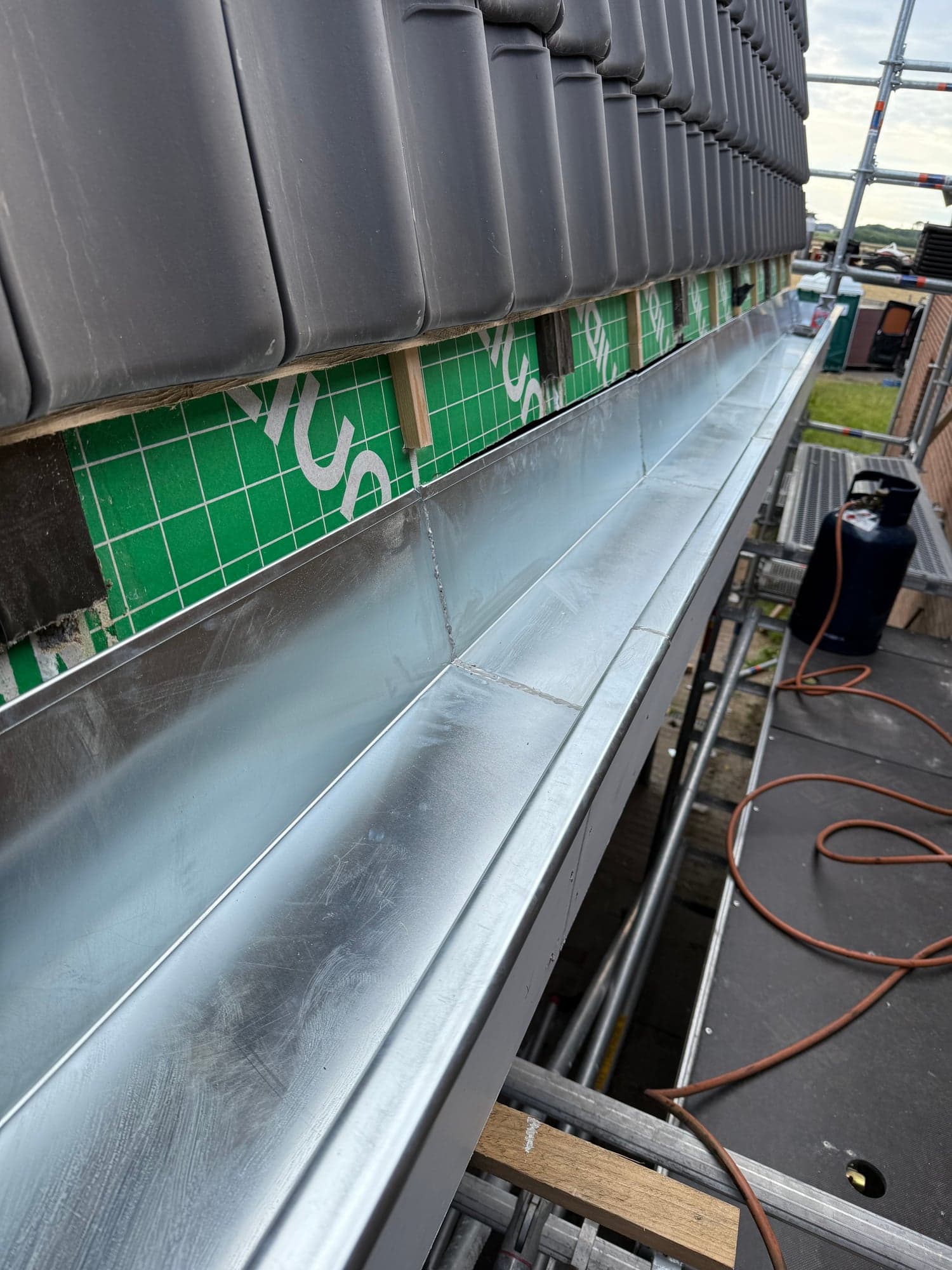 Zinken bakgoten en HWA's woonboerderij Texel