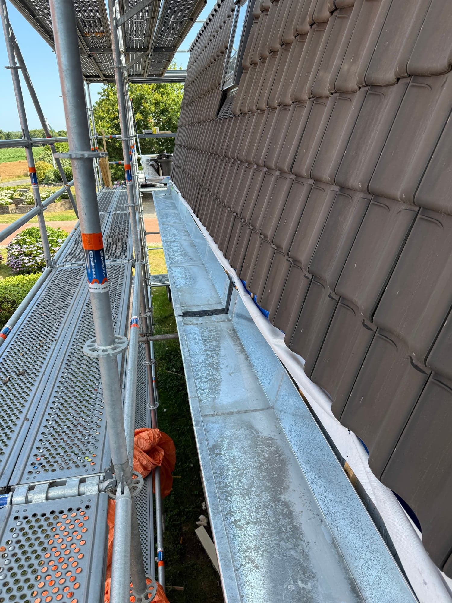 Zinken bakgoten en HWA's woonboerderij Texel