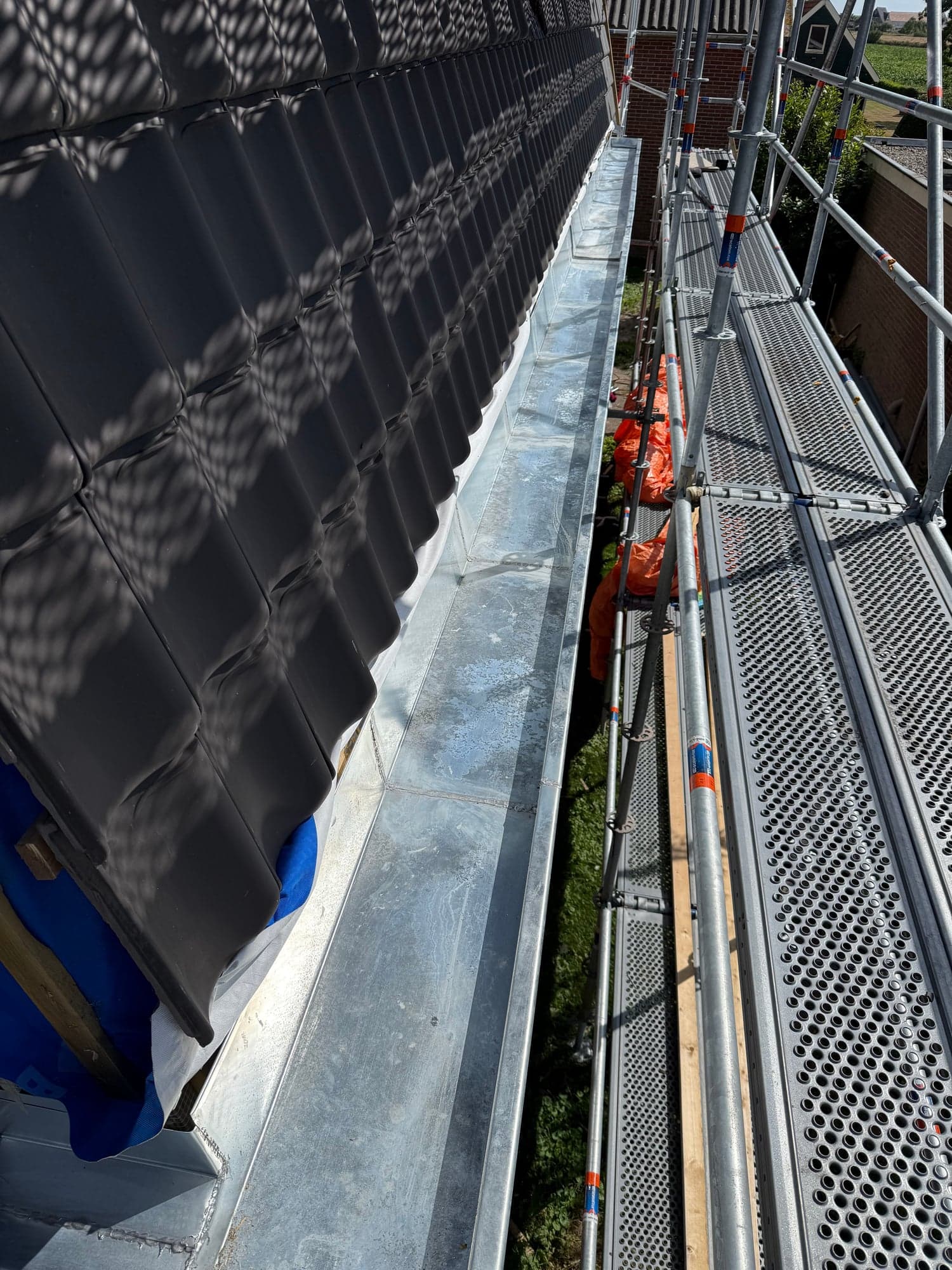 Zinken bakgoten en HWA's woonboerderij Texel